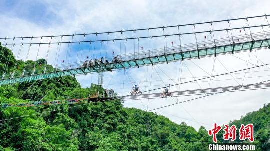 ガラスのつり橋でスリリングなファッションショー　福建省