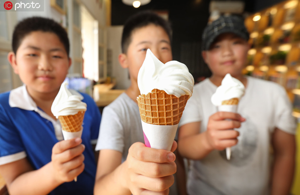 交換したアイスクリームを手にする子供たち（寫(xiě)真著作権は東方ICが所有のため転載禁止）。