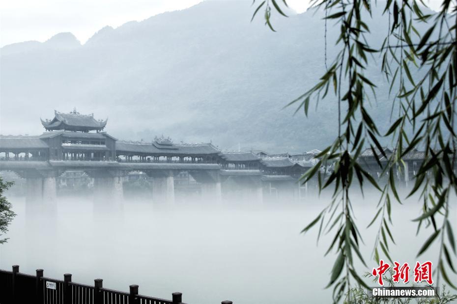 まるで水墨畫の世界　川霧に浮かぶ重慶の古鎮(zhèn)「濯水」