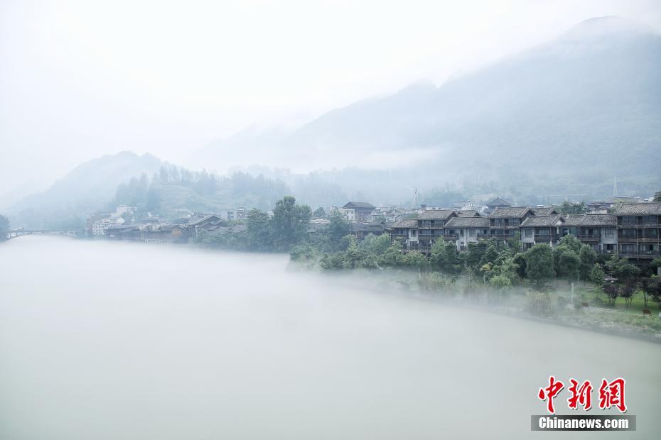 まるで水墨畫の世界　川霧に浮かぶ重慶の古鎮(zhèn)「濯水」