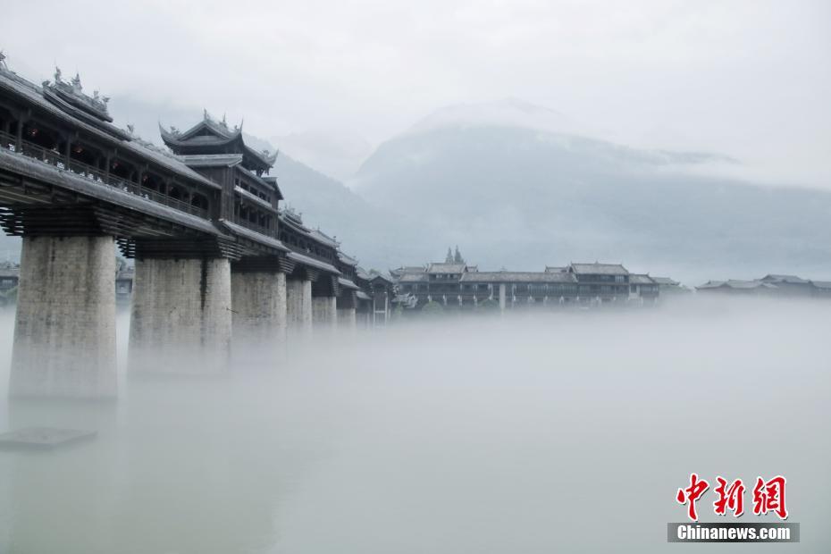 まるで水墨畫の世界　川霧に浮かぶ重慶の古鎮(zhèn)「濯水」