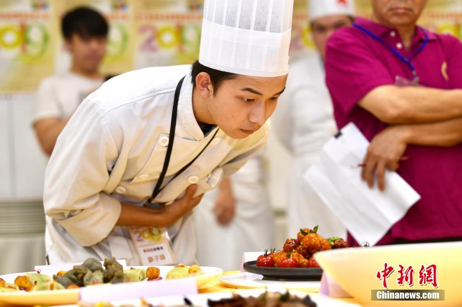 互いに學(xué)び合い、調(diào)理技術(shù)を通して交流する出場者（撮影?李志華）。