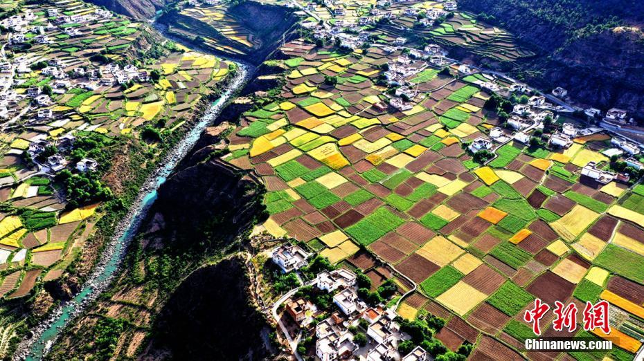 谷あいに広がる大自然の「パレット」 四川省郷城県