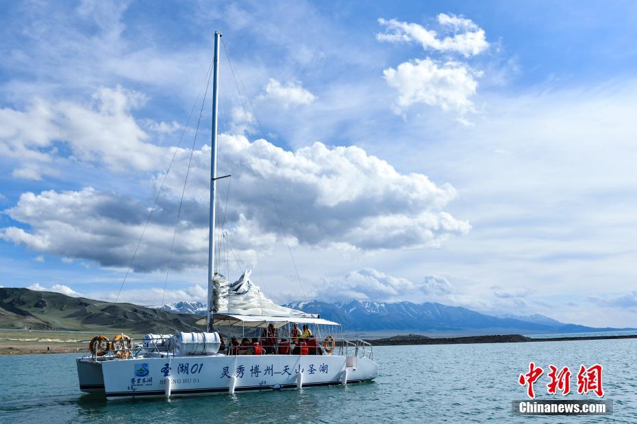 6月15日、遊覧船で湖面に出る観光客（撮影?張興龍）。