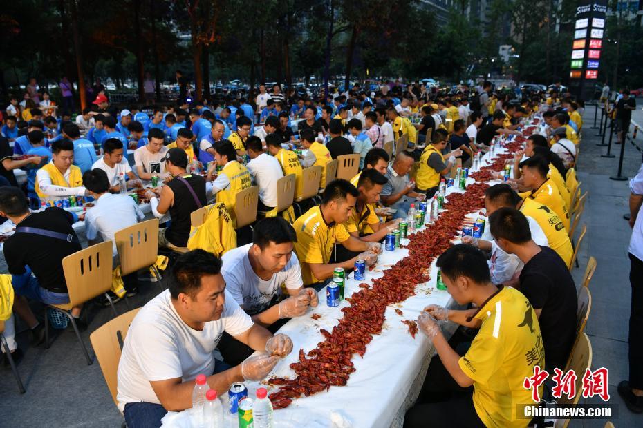 500キロのザリガニで配達スタッフねぎらう「心溫まる宴」　四川省