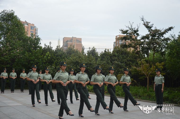 中國陸軍初の船艇女性士官學(xué)生が卒業(yè)