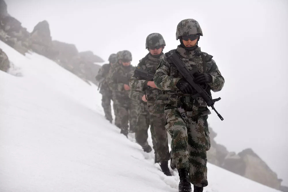 海抜4500メートル以上の雪山の山頂を年間通してパトロールする兵士たち（撮影?王乾）。