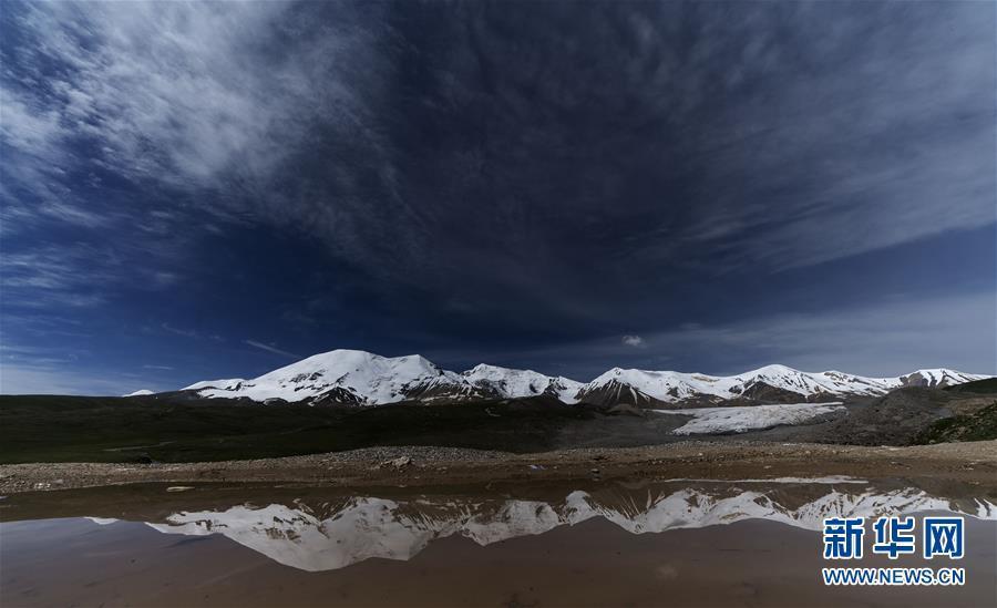 「黃河流域の山の王」神々しい雪に覆われた山と青空のコラボ