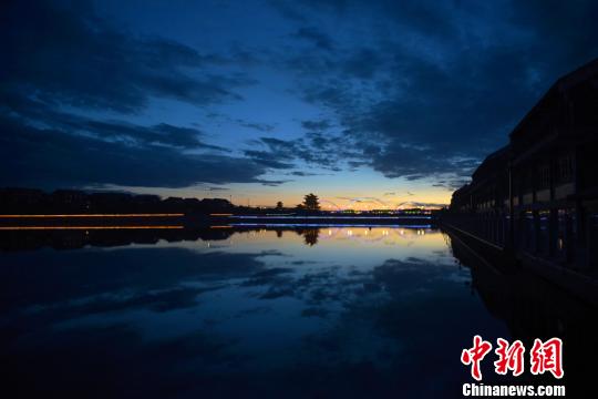 7月中旬、甘粛省嘉峪関市の討頼河の水面に映し出された夕焼け（撮影?韋徳占）。