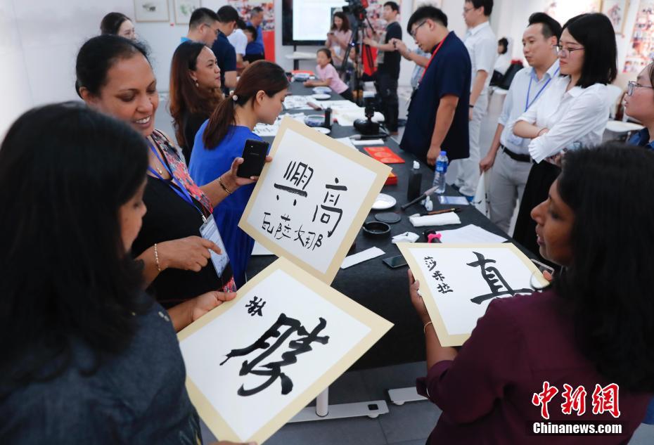 中國美術(shù)館で書道の魅力を體験する外國人たち