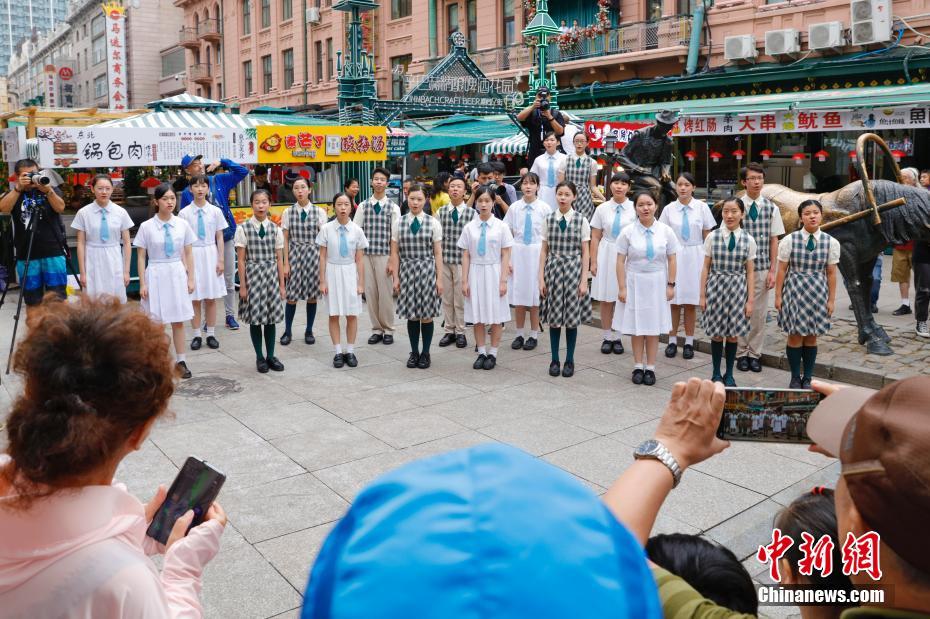 美しい歌聲響くレトロな街並み　ハルビンで「フラッシュモブコーラス」