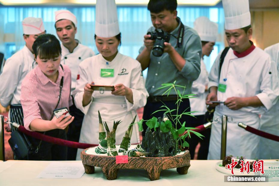 料理人100人以上が雲(yún)南料理の腕競う　昆明