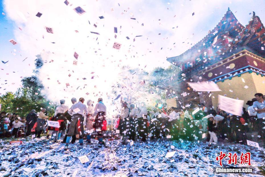 祭りの様子（撮影?張海麟）。