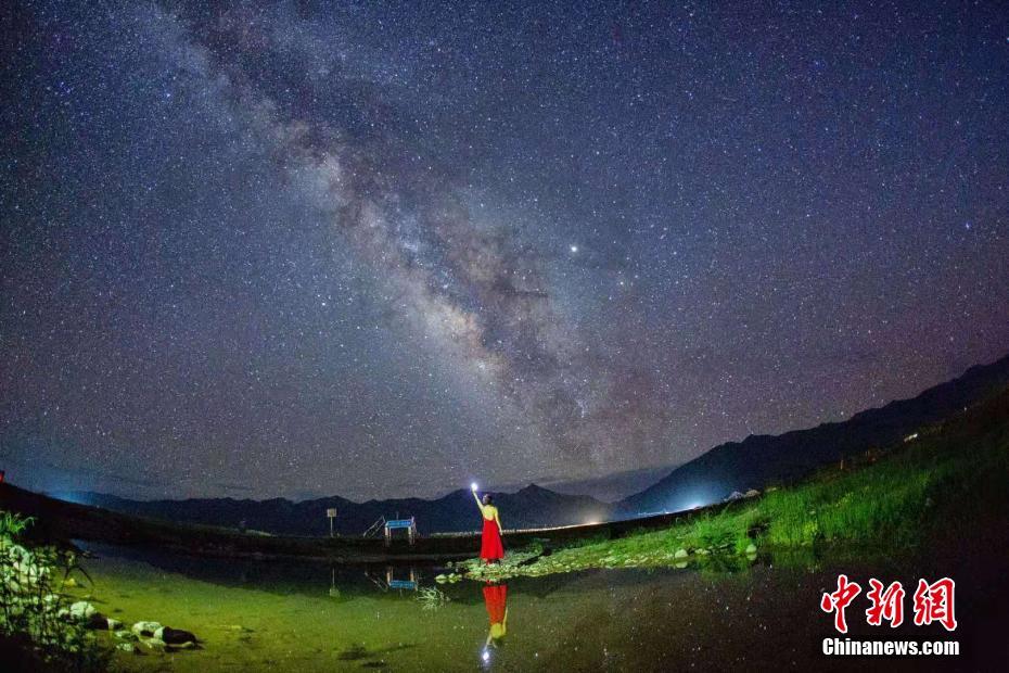 青海省玉樹草原の夜 銀河にきらめく満天の星