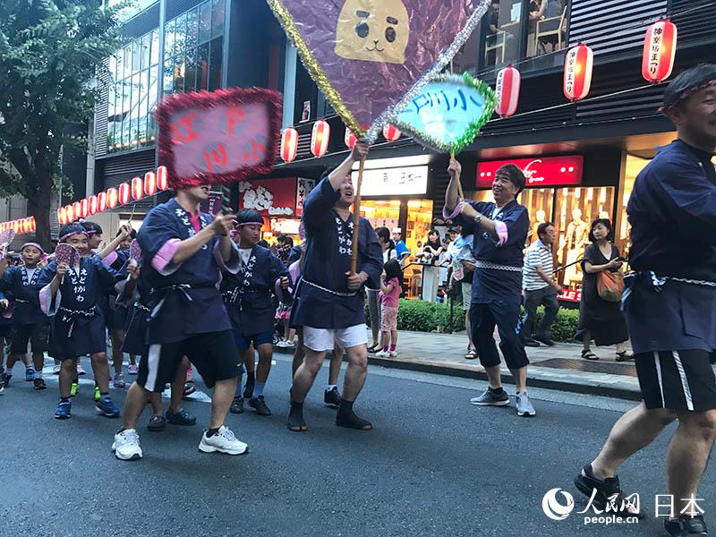 通りに響く「ヨイヨイヨイヨイ！」 東京?神楽坂で阿波踴り大會(huì)