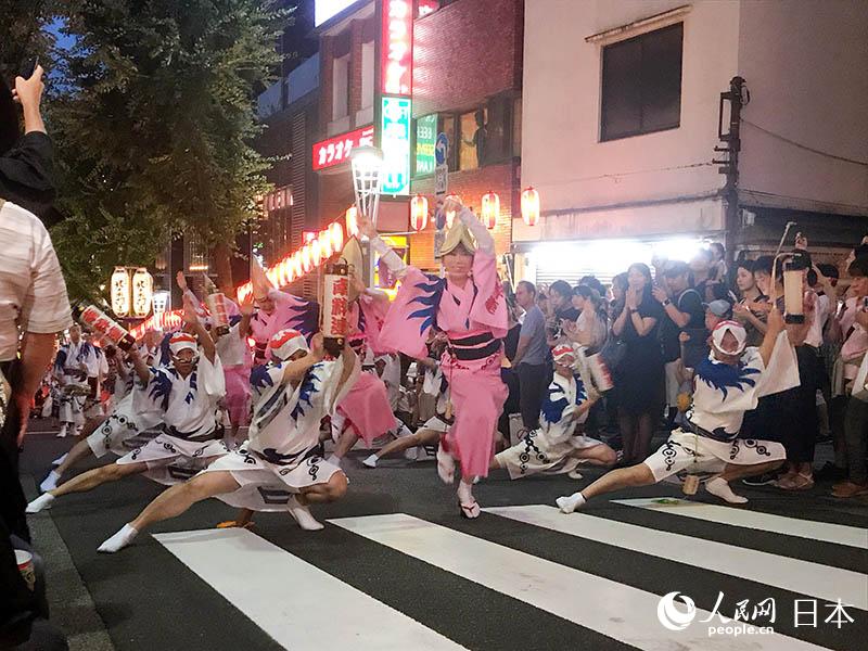 通りに響く「ヨイヨイヨイヨイ！」 東京?神楽坂で阿波踴り大會(huì)