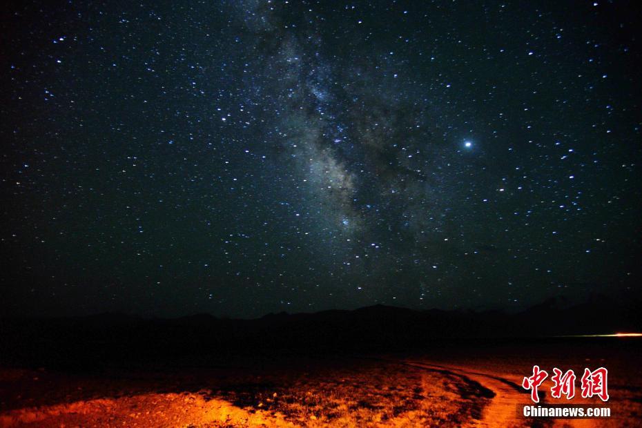 手を伸ばせば屆きそう！眩しく輝く星が美しい祁連山の草原