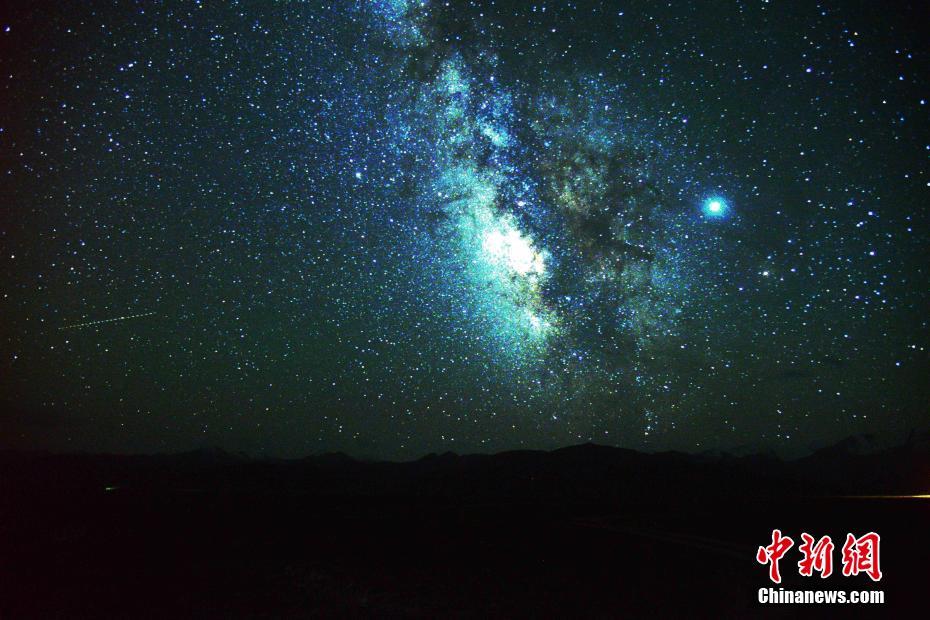 手を伸ばせば屆きそう！眩しく輝く星が美しい祁連山の草原