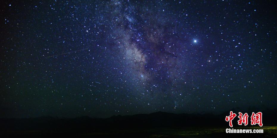 手を伸ばせば屆きそう！眩しく輝く星が美しい祁連山の草原