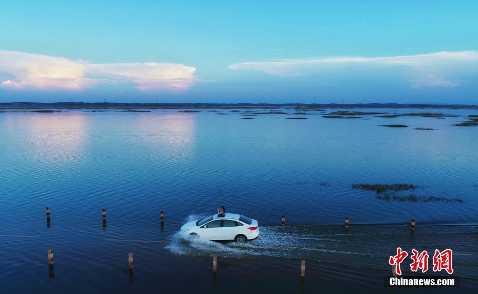 「最も美しい水上の道」で水と空が同じ色に染まる絶景　江西省永修