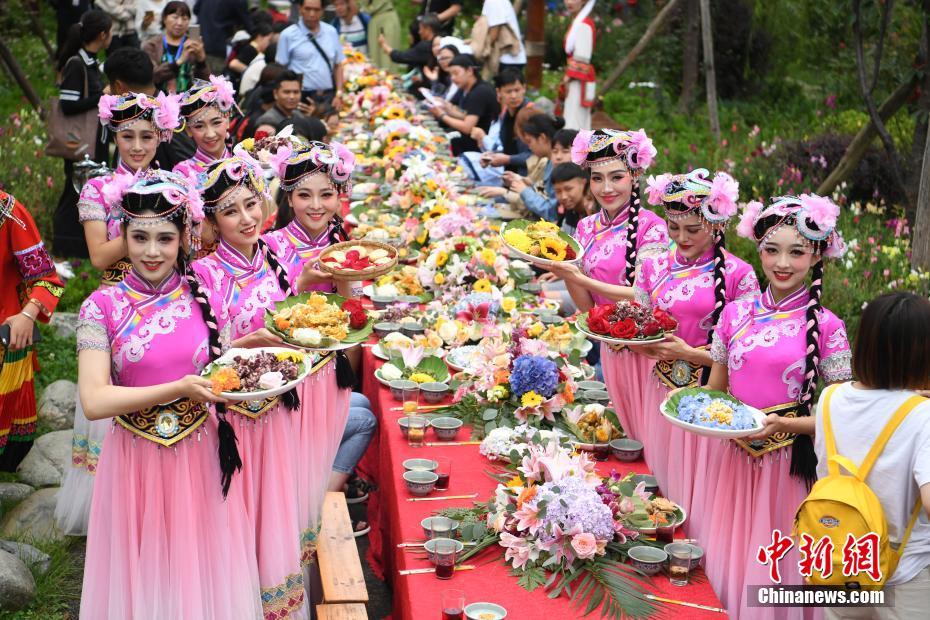 雲(yún)南省麗江市で開かれた花料理を楽しめる「百花宴」の様子（撮影?楊晨）。