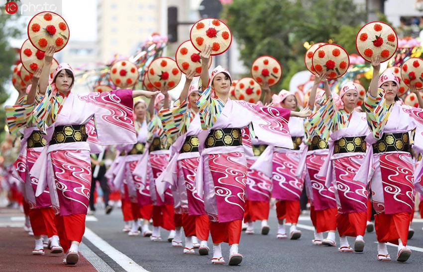 花笠を手に踴る「山形花笠まつり」の踴り手たち（寫真著作権は東方ICが所有のため転載禁止）。