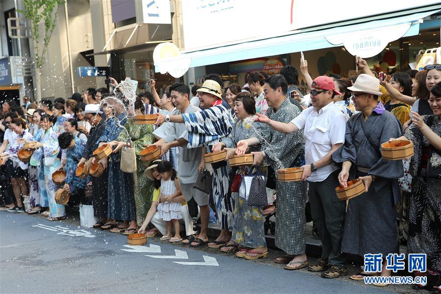 銀座の夏を涼しく！浴衣姿で「打ち水」 日本?東京