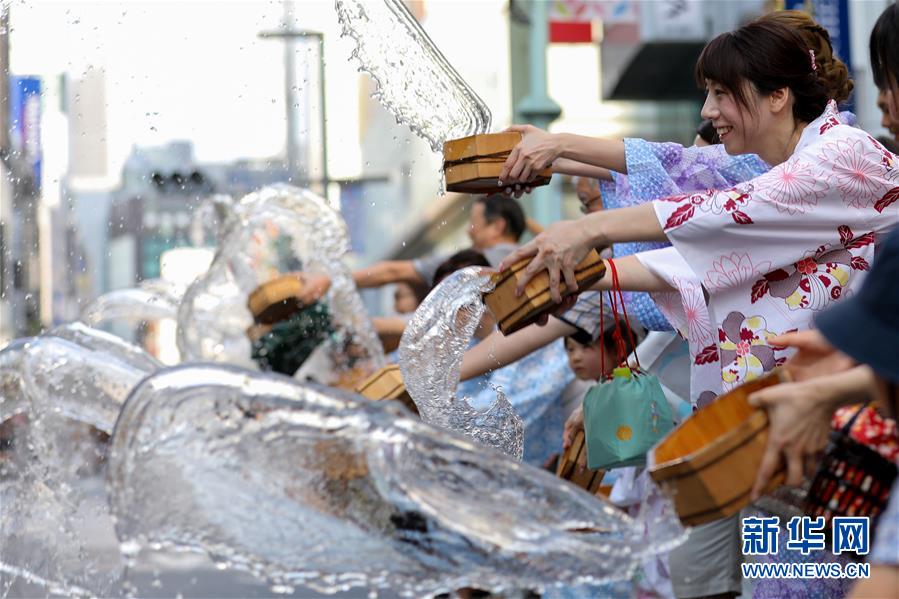 銀座の夏を涼しく！浴衣姿で「打ち水」 日本?東京