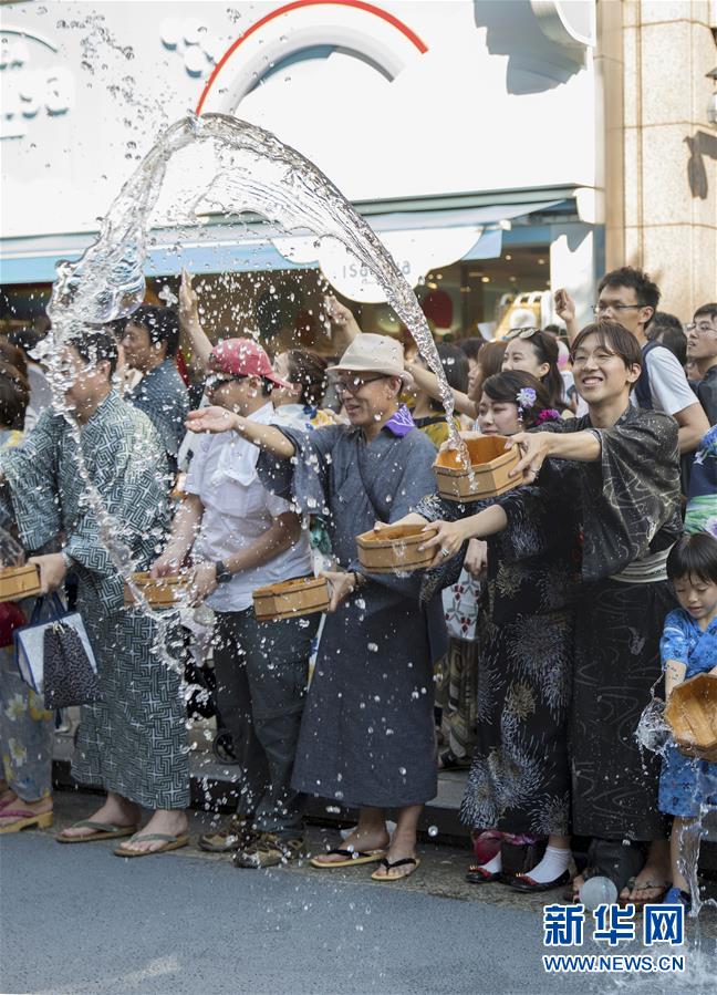 銀座の夏を涼しく！浴衣姿で「打ち水」 日本?東京