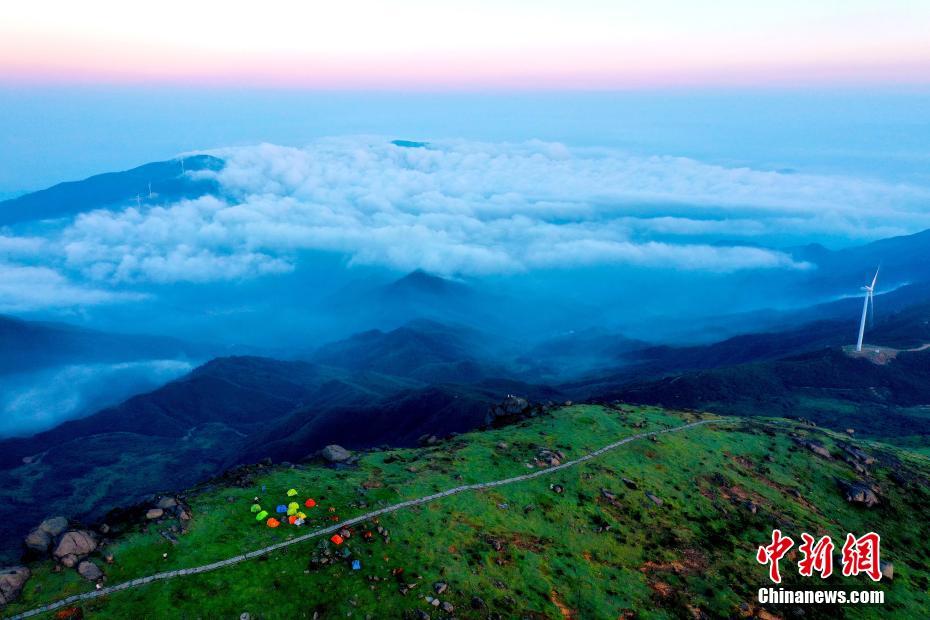 8月4日早朝、玉華山の主峰で壯麗な雲(yún)海の景色を楽しむアウトドア愛(ài)好家たち（撮影?李福孫）。