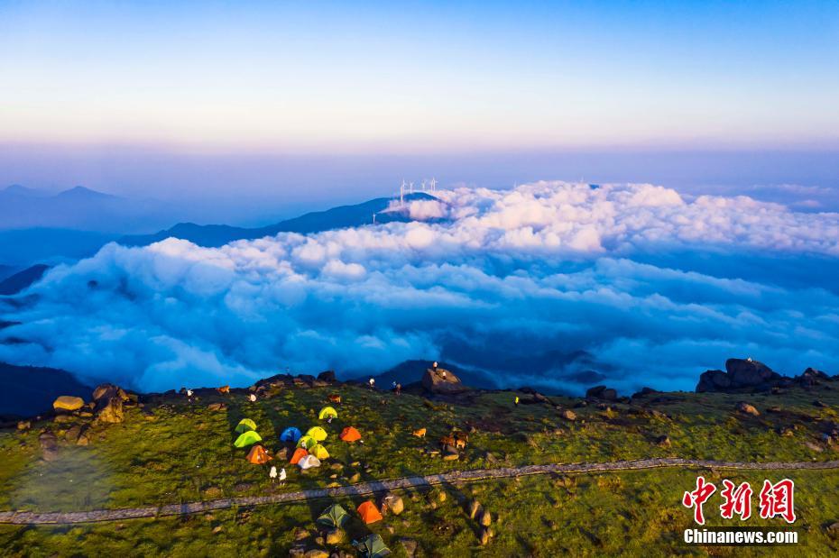 壯麗な雲(yún)海の日の出　江西省玉華山