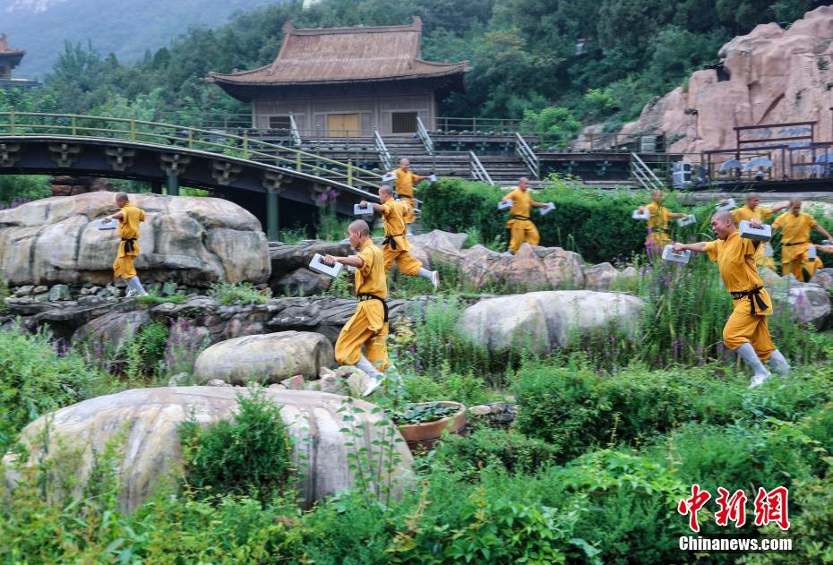 酷暑の中、カンフーの鍛錬に勵む少林寺の僧侶たち　河南省登封