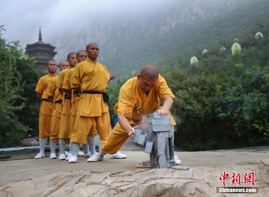 酷暑の中、カンフーの鍛錬に勵(lì)む少林寺の僧侶たち　河南省登封