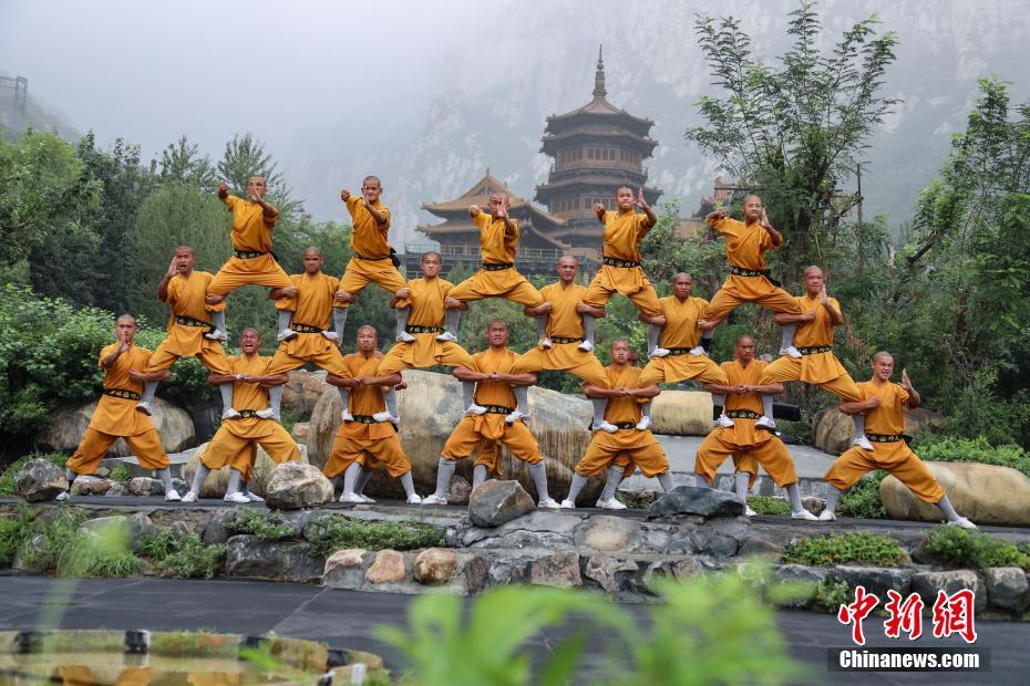 酷暑の中、カンフーの鍛錬に勵(lì)む少林寺の僧侶たち　河南省登封