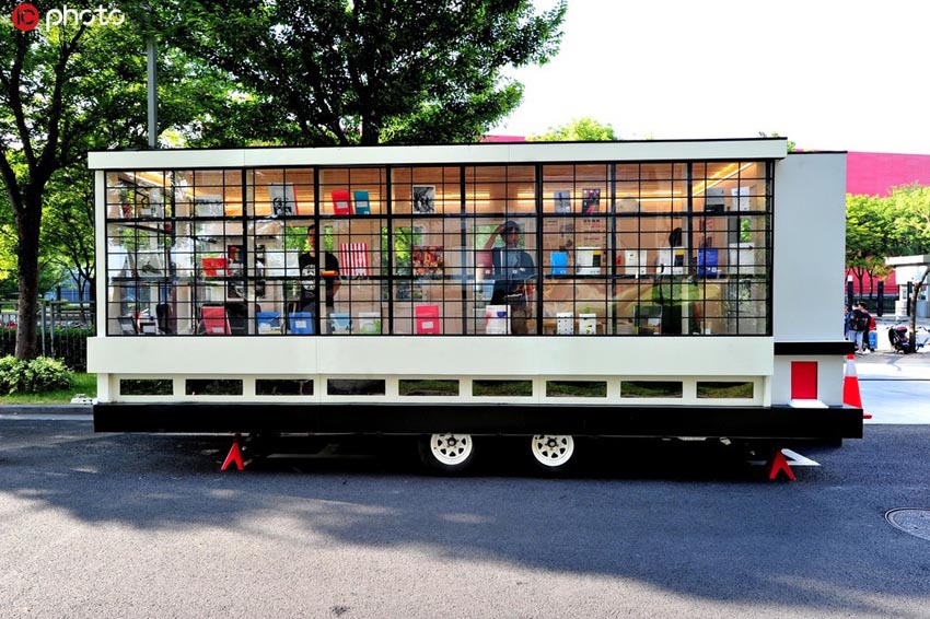 上海浦東にこのほどやって來たドイツの移動図書館「バウハウスバス」（寫真著作権は東方ICが所有のため転載禁止）。 