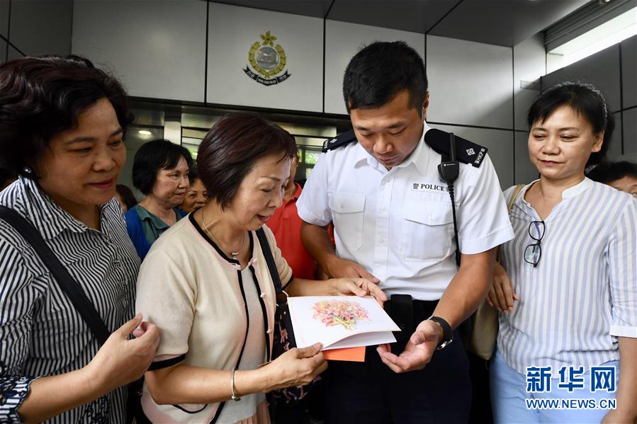 8月10日、観塘警察署で警察に慰問カードを贈る市民。（撮影?新華社記者 呂小煒）