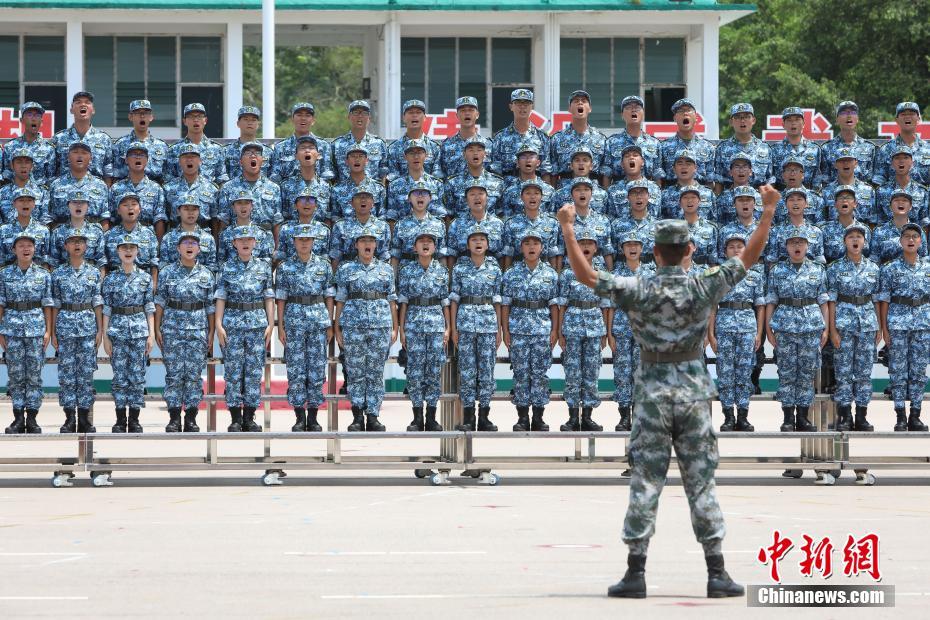 修了式で「回帰頌」や「強(qiáng)軍戦歌」を大合唱したキャンプ參加者たち（撮影?謝光磊）。