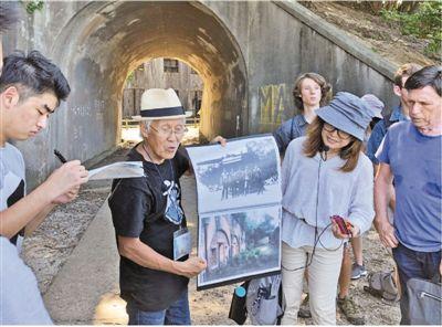 大久野島で毒ガス製造に関する歴史を説明する山內(nèi)さん(左から2番目) （撮影?劉軍國）。