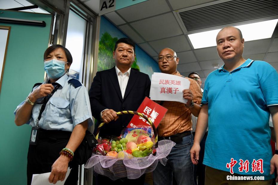 香港市民が暴徒に毆打された中國大陸部の記者を自発的に見舞う