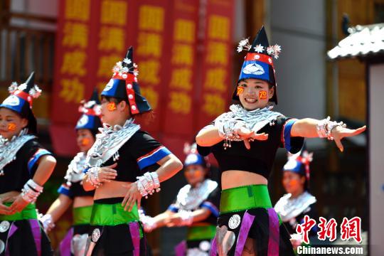 ミャオ族の里で伝統(tǒng)のお祭り「跳香節(jié)」　広西?竜勝