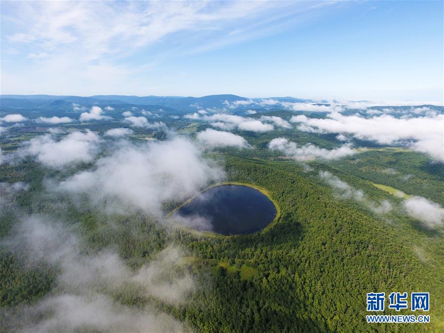 火山湖?アルシャン天池（8月14日ドローンで撮影?劉磊）。