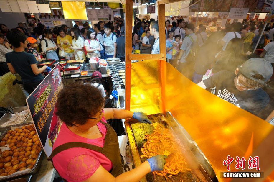 香港で第30回グルメ博覧會(huì)が開(kāi)幕 各種スナックに舌鼓