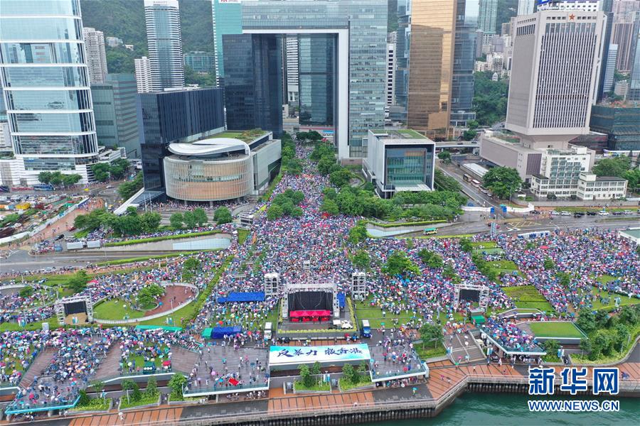 香港各界の人々が集まって金鐘の添馬公園で行われた「暴力反対、香港を救おう」集會(huì)の様子（8月17日にドローンで撮影?呂小煒）。