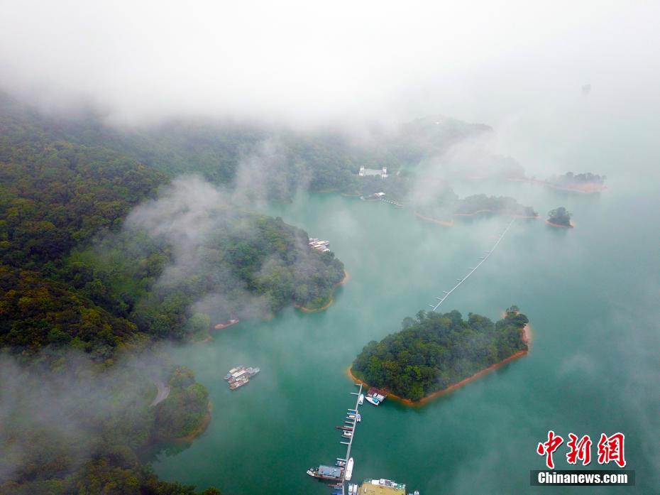 上空から見た萬緑湖（8月17日、撮影?姫東）。