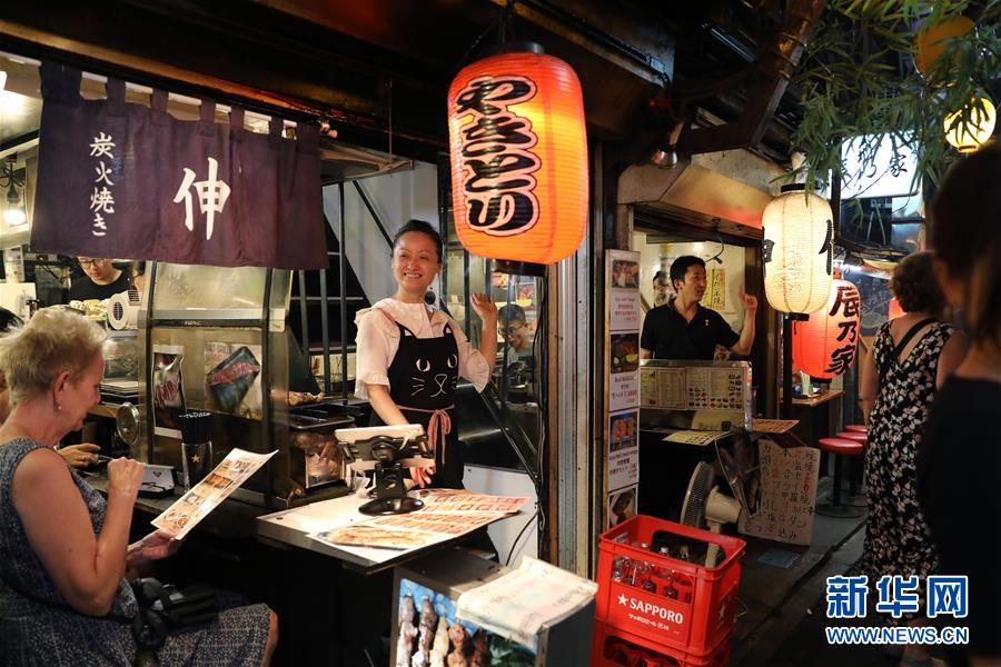 東京の新宿で13日夜、客に聲をかける店主（撮影?杜瀟逸）。