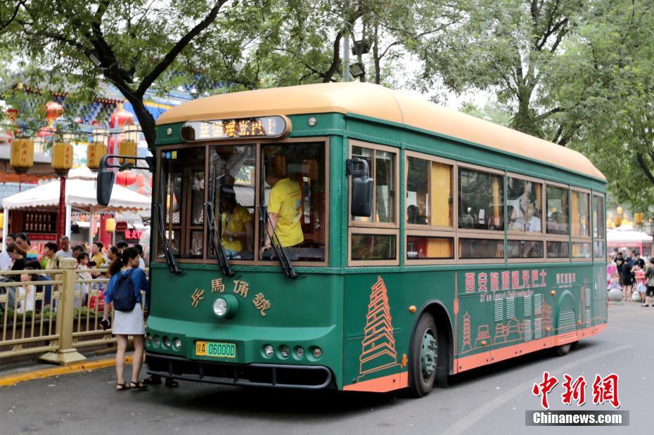 8月20日、バス停に停車中の「チンチン電車」 (撮影?張遠(yuǎn)) 。