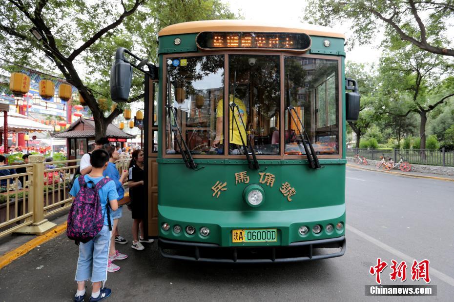 レトロな路面電車「チンチン電車」が西安に登場