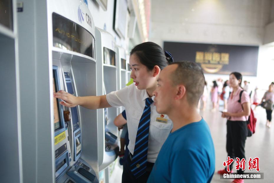 「暑運(yùn)」真っ只中！若き女性駅員の1日に密著　四川省