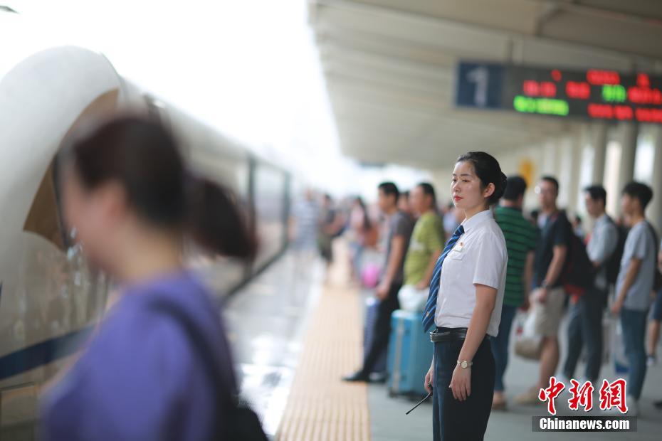 「暑運(yùn)」真っ只中！若き女性駅員の1日に密著　四川省