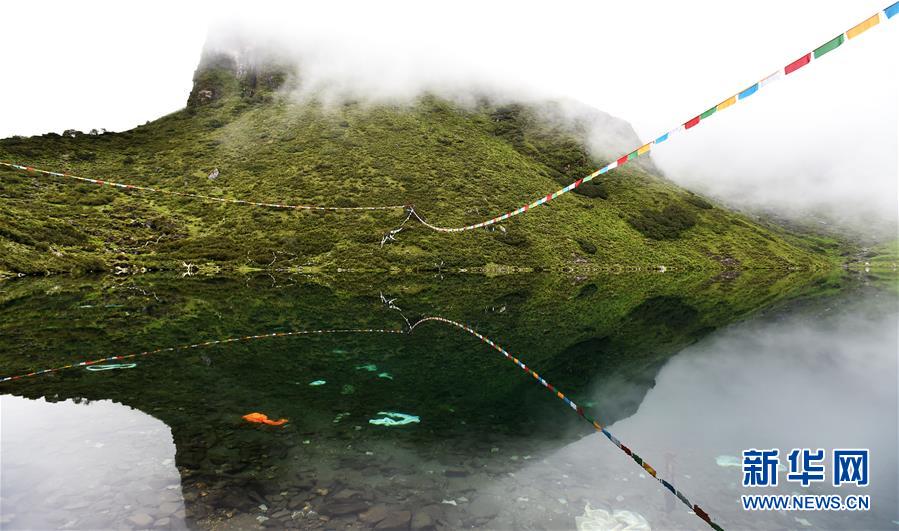 鏡のような湖面に緑の山が映り込む神秘の朗吉錯(cuò)湖　 西蔵自治區(qū)